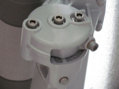 wyposażony w 3 śruby kontrujące