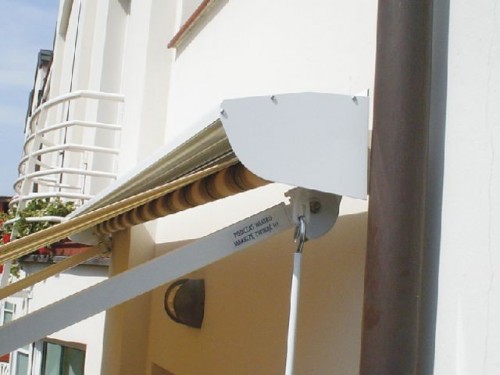 Zabezpiecza poszycie zwiniętej markizy przed opadami deszczu i śniegu